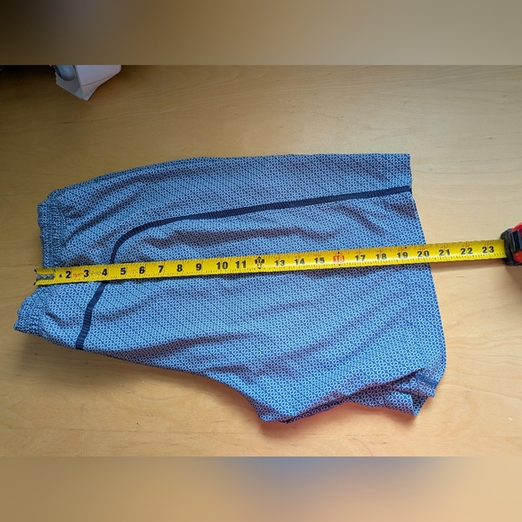 LULULEMON Pace Breaker Men Short Size XL Blue White With Pockets Active - Picture 10 of 11